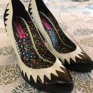 Betsy Johnson high heel size 8